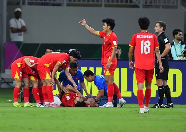 Hình ảnh minh họa mẫu liên hệ, một người đang điền thông tin vào biểu mẫu trực tuyến