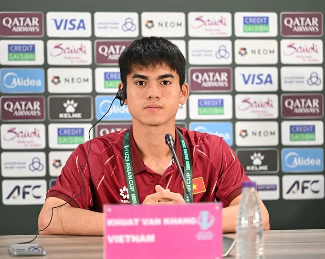 Biểu tượng tiền thưởng chào mừng với hiệu ứng ánh sáng vàng xanh tại awin68 cổng game chính thức